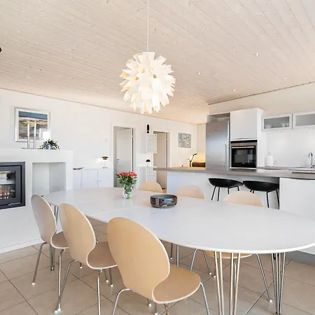 Spacious Near Ideal For 10 People *