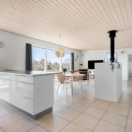 Holiday home Spacious Near Ideal For 10 People