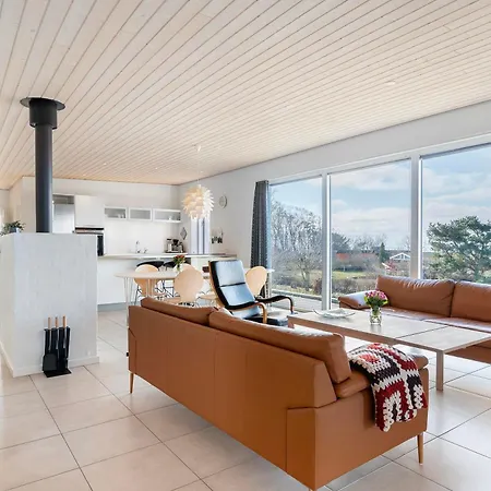 Holiday home Spacious Near Ideal For 10 People